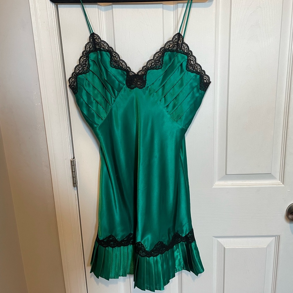 VINTAGE VICTORIAS SECRET GOLD LABEL GREEN AND BLACK LACE PLEATED SLIP DRESS
